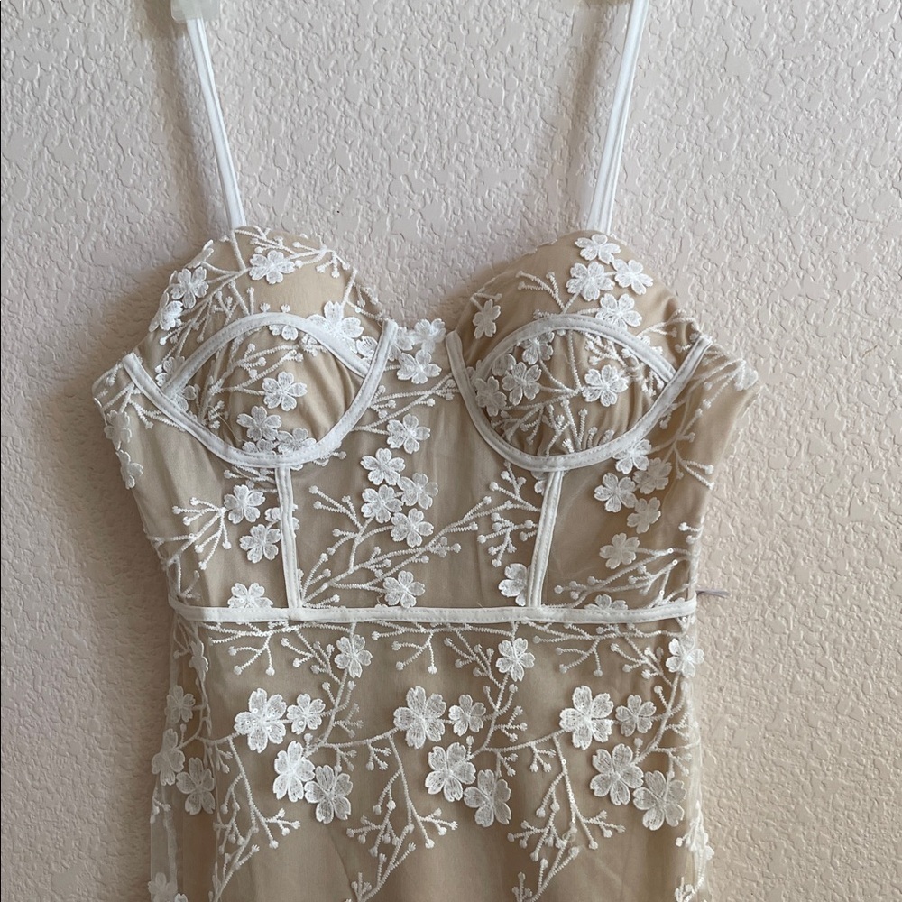Elegant Floral Dress in Cream and White - Picture 2 of 10
